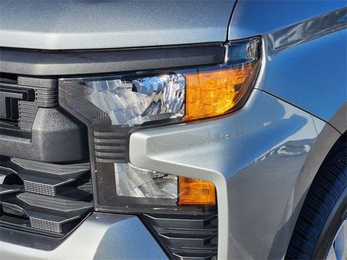 Used 2025 Chevrolet Silverado 1500 Custom image 9