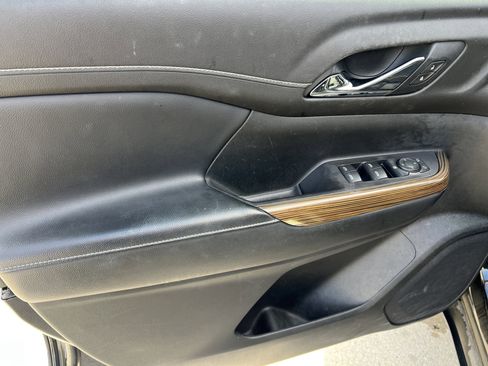 Used 2020 GMC Acadia SLE image 13