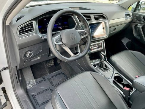Used 2023 Volkswagen Tiguan SE image 18