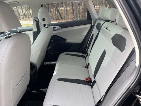 Certified 2025 Volkswagen Taos SE w/ Panoramic Sunroof Package image 30