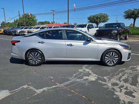 Used 2024 Nissan Altima 2.5 SV FWD image 7