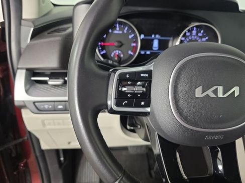 Used 2023 Kia Carnival LX FWD image 27