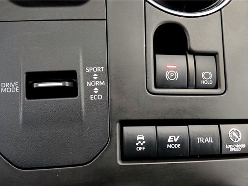Used 2021 Toyota Highlander XLE AWD/4WD image 32