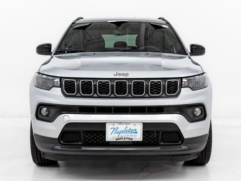 Used 2024 Jeep Compass Latitude AWD/4WD image 4