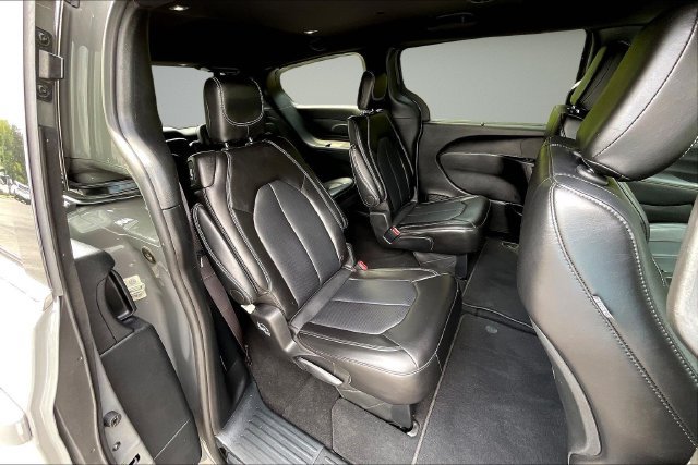 Used 2025 Chrysler Pacifica Select FWD image 27
