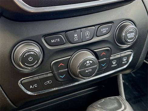 Used 2021 Jeep Cherokee Trailhawk w/ Comfort/Convenience Group image 11