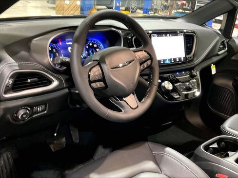 New 2026 Chrysler Pacifica Select image 6
