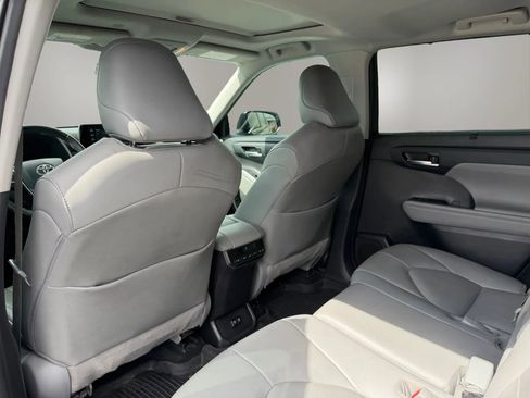 Used 2021 Toyota Highlander XLE image 37