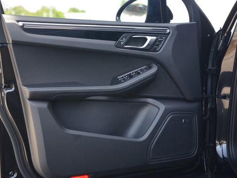 Certified 2026 Porsche Macan AWD/4WD image 13