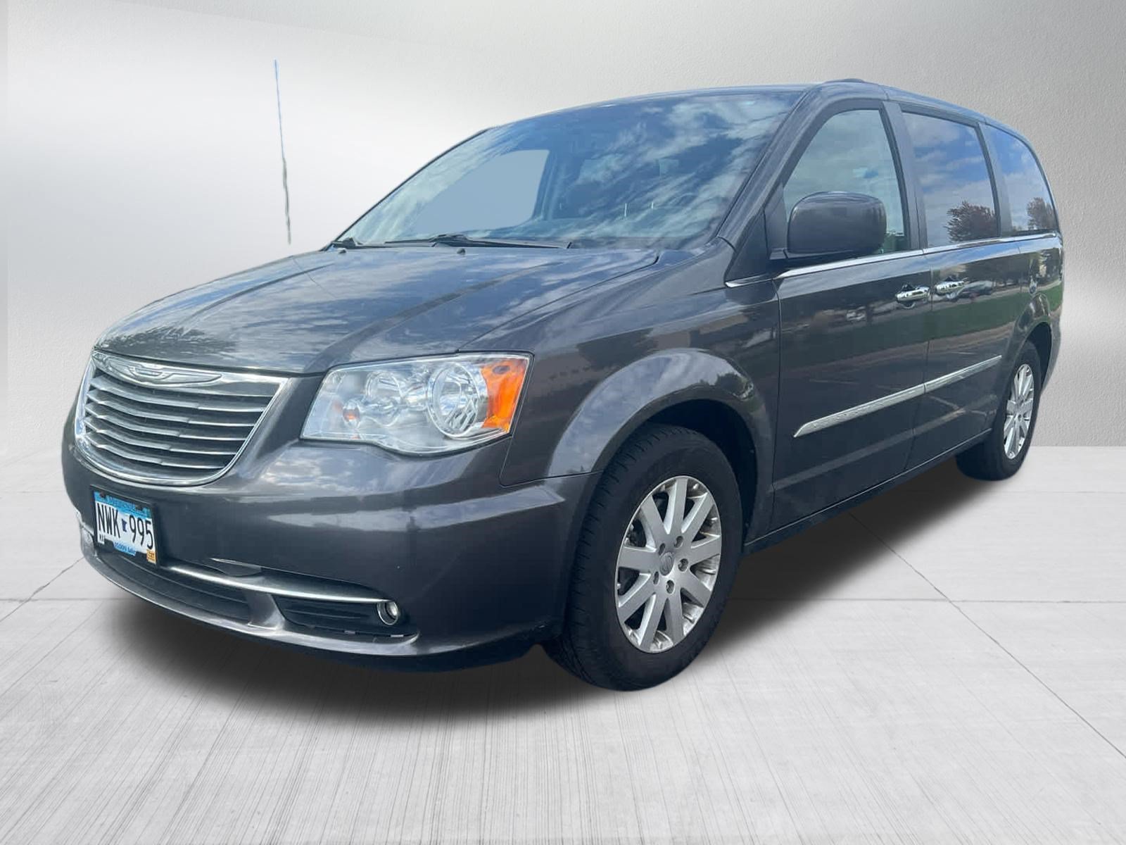 Used 2016 Chrysler Town & Country Touring w/ Driver Convenience Group FWD image 3