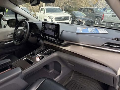 Certified 2023 Toyota Sienna LE w/ LE Plus Package image 17