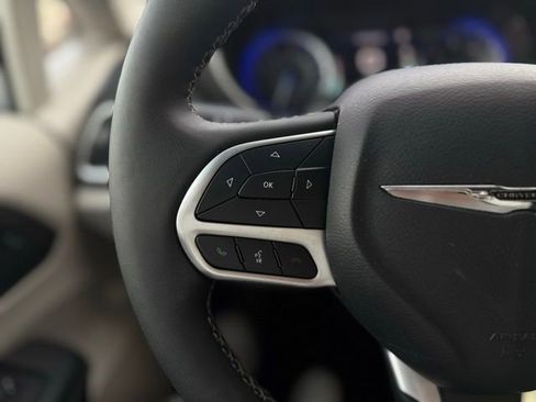 Certified 2024 Chrysler Pacifica Touring-L image 30