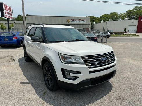 Used 2017 Ford Explorer XLT w/ Equipment Group 202A AWD/4WD image 7