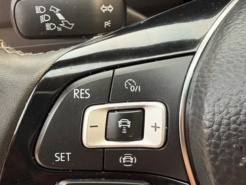 Used 2021 Volkswagen Tiguan SEL AWD/4WD image 25
