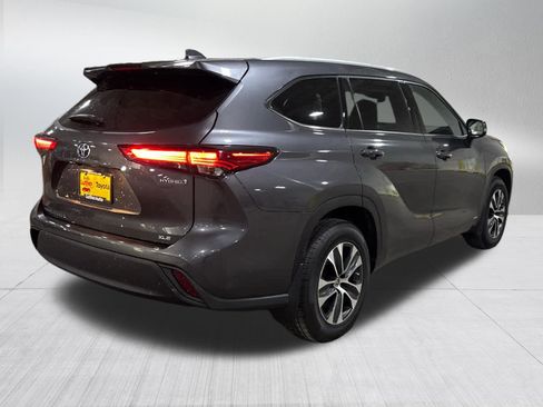 Used 2022 Toyota Highlander XLE AWD/4WD image 4