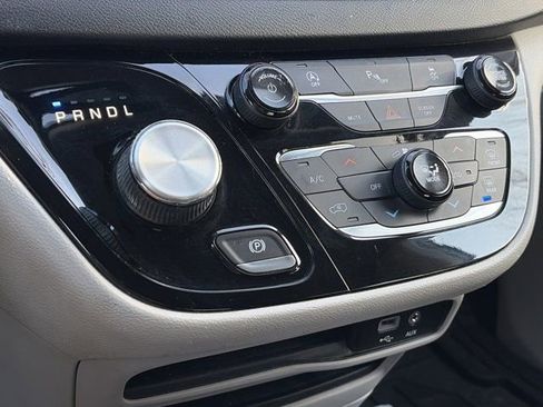 Used 2019 Chrysler Pacifica Touring-L image 18