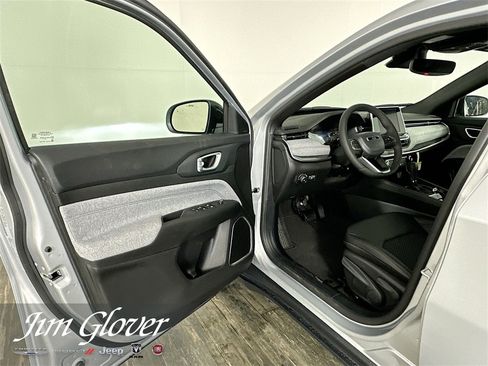 New 2026 Jeep Compass Latitude image 20