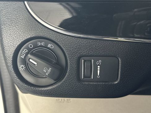 Used 2019 Dodge Grand Caravan SXT w/ Rear Park Assist Package FWD image 22