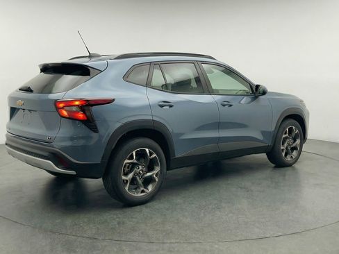 Used 2025 Chevrolet Trax LT w/ LT Convenience Package FWD image 9