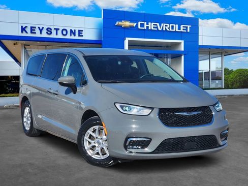 Used 2023 Chrysler Pacifica Touring-L image 1