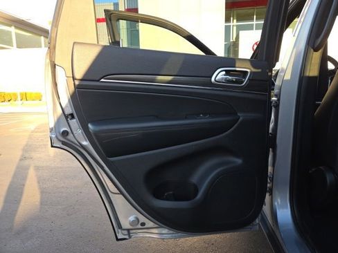 Used 2019 Jeep Grand Cherokee Limited image 13