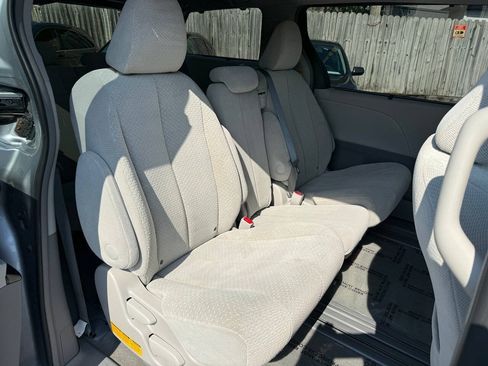 Used 2014 Toyota Sienna LE FWD image 32