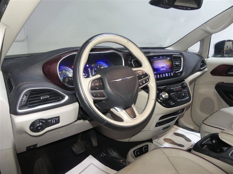 Used 2017 Chrysler Pacifica Limited w/ UConnect Theater Package FWD image 24