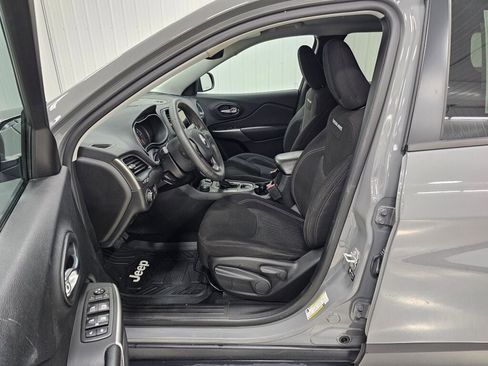 Used 2021 Jeep Cherokee Latitude image 2