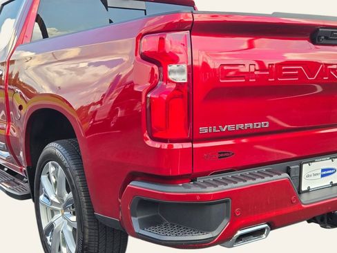 Used 2024 Chevrolet Silverado 1500 High Country w/ High Country Premium Package AWD/4WD image 9
