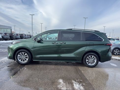 Used 2021 Toyota Sienna XLE image 6