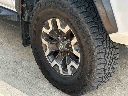 Used 2017 Toyota Tacoma TRD Off-Road w/ Tow Package image 3