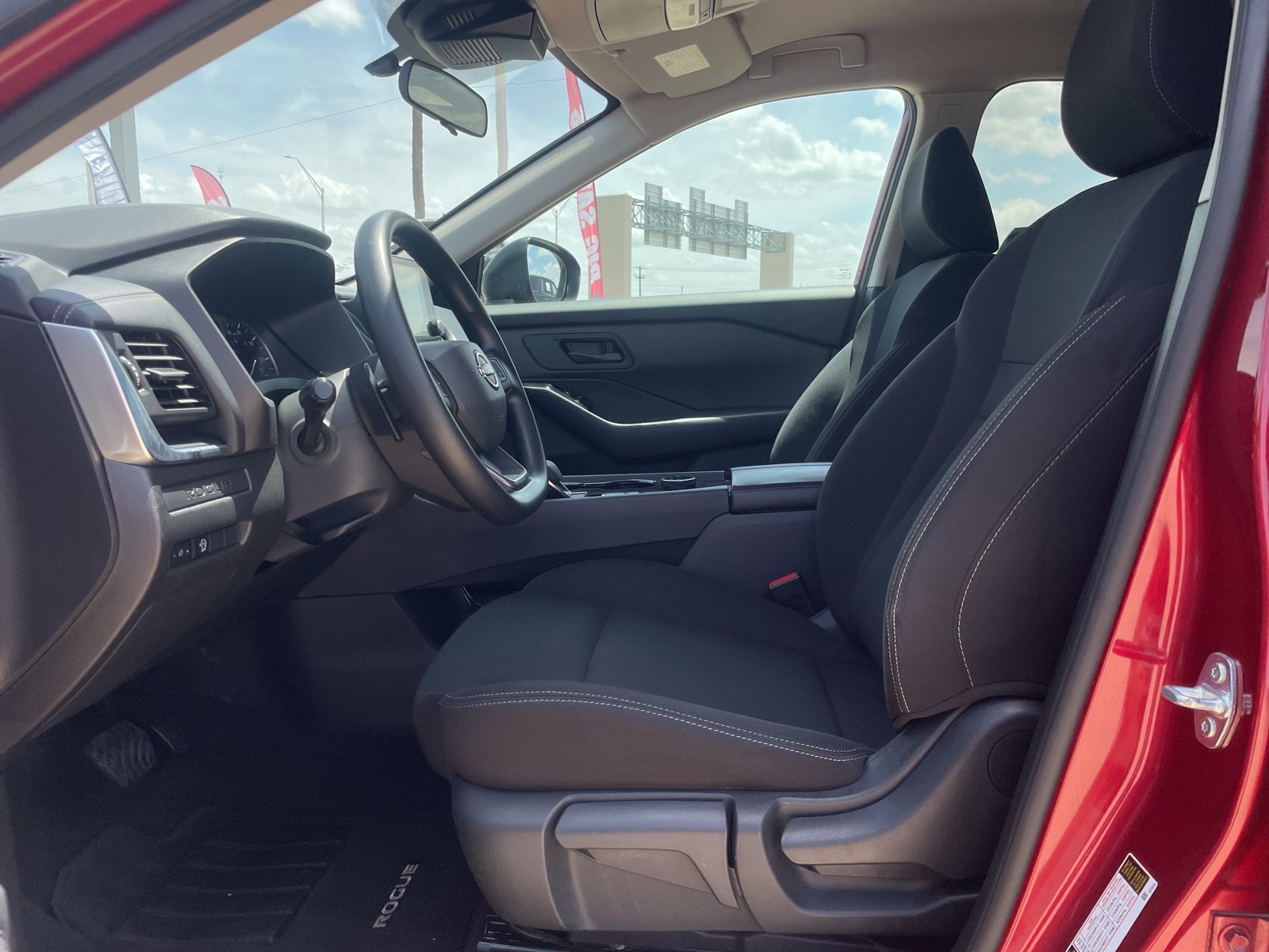 Used 2025 Nissan Rogue S AWD/4WD image 23