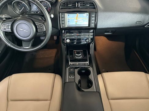 Used 2017 Jaguar XE Premium image 10