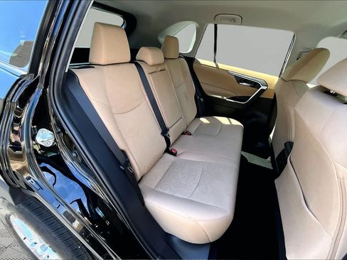 Used 2021 Toyota RAV4 XLE FWD image 19