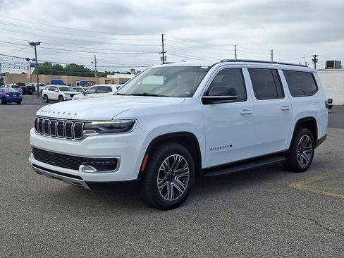 Used 2024 Jeep Wagoneer L Series II w/ Flexible Seating Group AWD/4WD image 3
