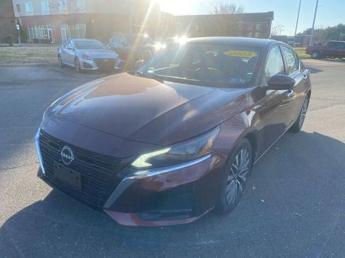 Used 2023 Nissan Altima 2.5 SV w/ SV Premium Package image 3