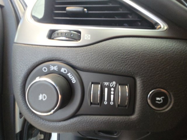 Used 2019 Jeep Cherokee Overland w/ Technology Group FWD image 20