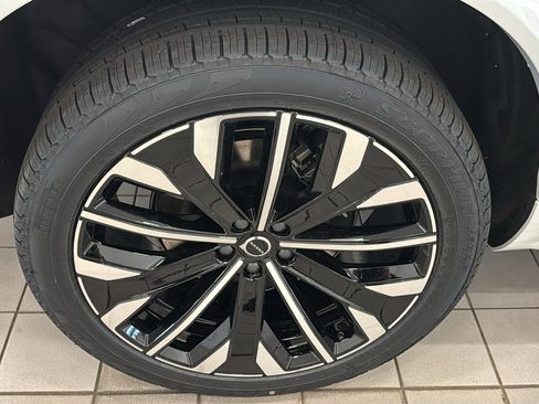 New 2026 Volvo XC90 T8 Plus AWD/4WD image 32