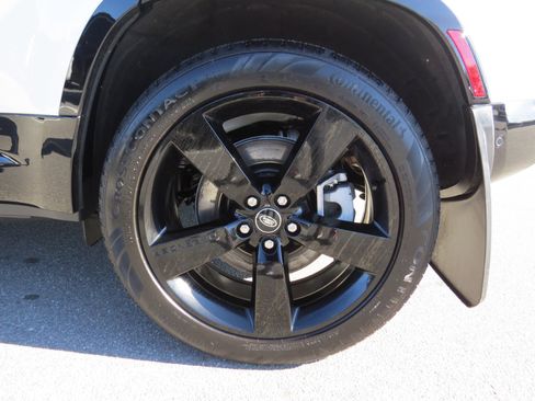 Used 2025 Land Rover Defender 110 X-Dynamic SE image 11