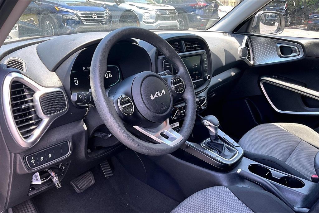 Used 2025 Kia Soul LX w/ LX Technology Package FWD image 17