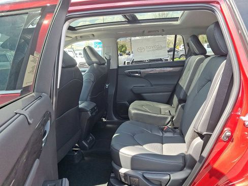 New 2026 Toyota Highlander Platinum AWD/4WD image 13