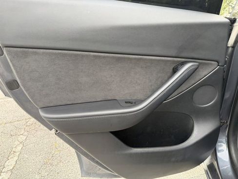 Used 2021 Tesla Model Y Long Range AWD/4WD image 17