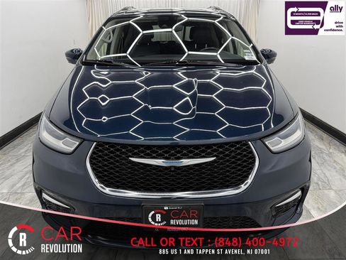 Used 2021 Chrysler Pacifica Touring-L FWD image 2