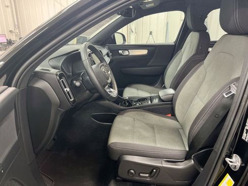 Used 2023 Volvo XC40 B5 Core AWD/4WD image 19