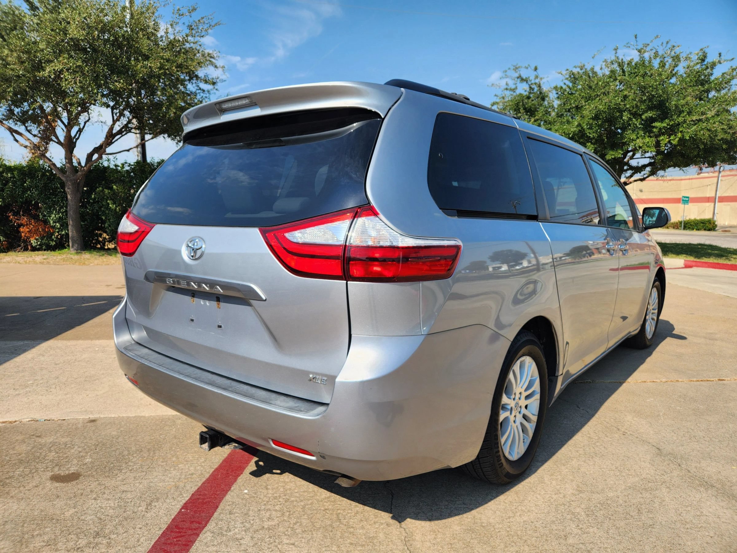 Used 2016 Toyota Sienna XLE FWD image 5