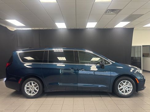 Used 2025 Chrysler Pacifica Select image 2