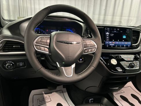 New 2026 Chrysler Pacifica Select image 13