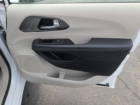 Certified 2024 Chrysler Pacifica Limited FWD image 7