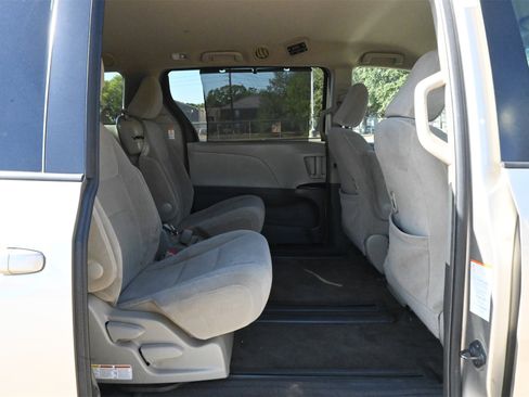 Used 2015 Toyota Sienna LE image 24