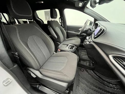 Used 2023 Chrysler Pacifica Touring FWD image 31
